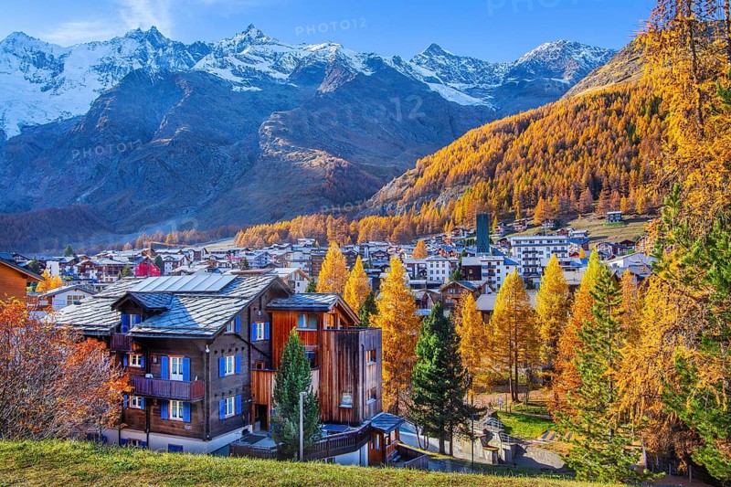 View of the village with Dom 4545m and Täschhorn 4491m of the Mischabel group in autumn, Saas-Fee, Saas Valley, Valais, Switzerland, Europe