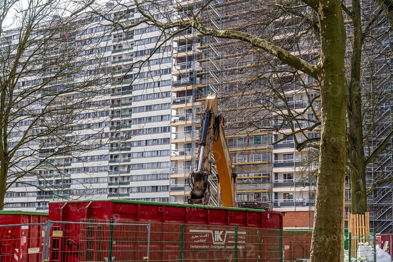 Duisburg-Hochheide, large housing estate Wohnpark Hochheide, 6 20-storey high-rise buildings with over 1440 flats, from the 1970s, two high-rise buildings called Weißer-Riese were demolished, another one was emptied and is being gutted, is to be demolished at the end of 2025, container for hazardous waste, and the land will be converted into the Hocheide municipal park, here the still inhabited building Otto-Strasse 58-64, Duisburg, North Rhine-Westphalia, Germany, Europe