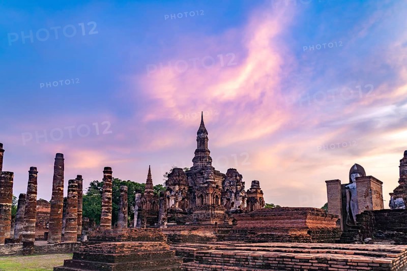 The central Buddhist temple Wat Mahathat at sunset, UNESCO World Heritage Sukhothai Historical Park, Thailand, Asia