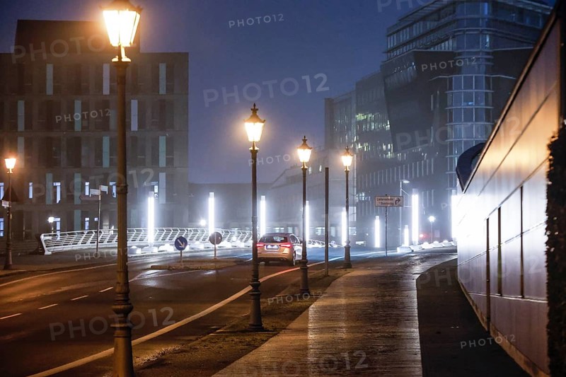 Old street lamps and LED lighting on the Kronprinzenbrücke in Berlin's government district, Berlin, 17 January 2025, Berlin, Berlin, Germany, Europe