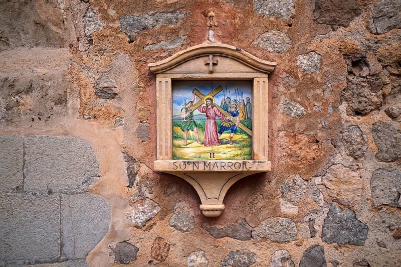 Motif Crucifixion of Jesus, Baldosa, image of a saint, wall tile on the wall of a house, artist village Deià, Tramuntana Mountains, Serra de Tramuntana, Majorca, Balearic Islands, Balearic Islands, Spain, Europe
