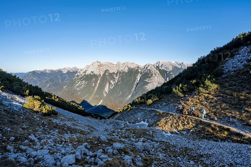 Mountaineer on a hiking trail, descent from the Große Arnspitze, view of the Karwendel mountains, autumnal mountain landscape, near Scharnitz, Bavaria, Germany, Europe