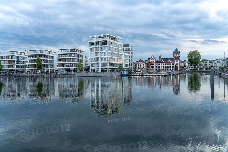 The Hörder Castle and modern office buildings on Lake Phoenix in Dortmund, North Rhine-Westphalia, Germany, Europe