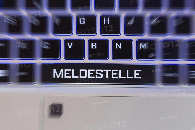 Keyboard labelled MELDESTELLE (symbolic image, composing)