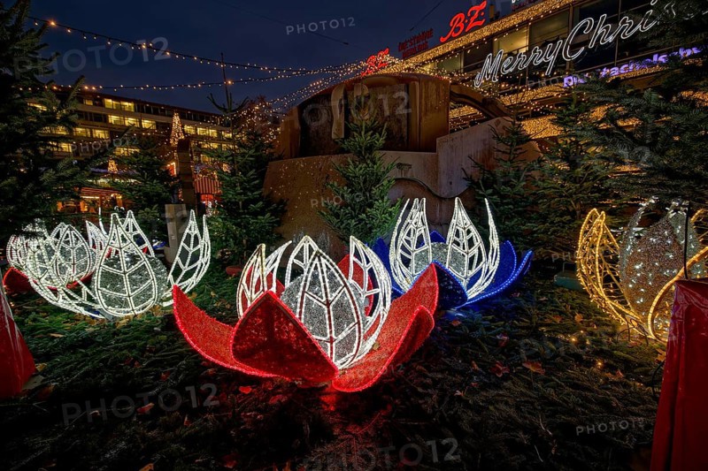 Christmas market at the Kaiser Wilhelm Memorial Church, Breitscheidplatz, Berlin, Germany, 12 December 2024 < english> Christmas market at the Kaiser Wilhelm Memorial Church, December 12, 2024, Europe