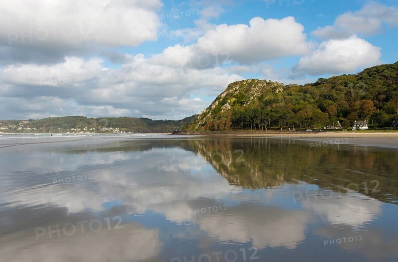 Beach with mountain backdrop and clouds reflected in the calm water, Plage Saint Efflamm, Le Grand Rocher rock, Plestin-les-Grèves, Brittany Plistin, Arrondissement Lannion, Côtes-d'Armor, Brittany, France, Europe