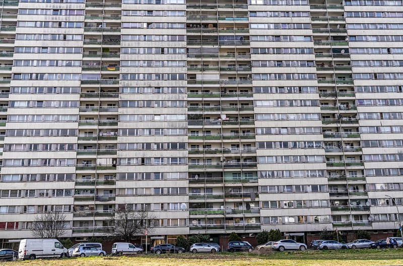 Duisburg-Hochheide, large housing estate Wohnpark Hochheide, 6 20-storey high-rise buildings with over 1440 flats, from the 1970s, two high-rise buildings called Weißer-Riese were demolished, another one is empty and will be gutted, is to be demolished at the end of 2025 and the land will be converted into the Hocheide municipal park, here the still inhabited building Otto-Strasse 58-64, Duisburg, North Rhine-Westphalia, Germany, Europe