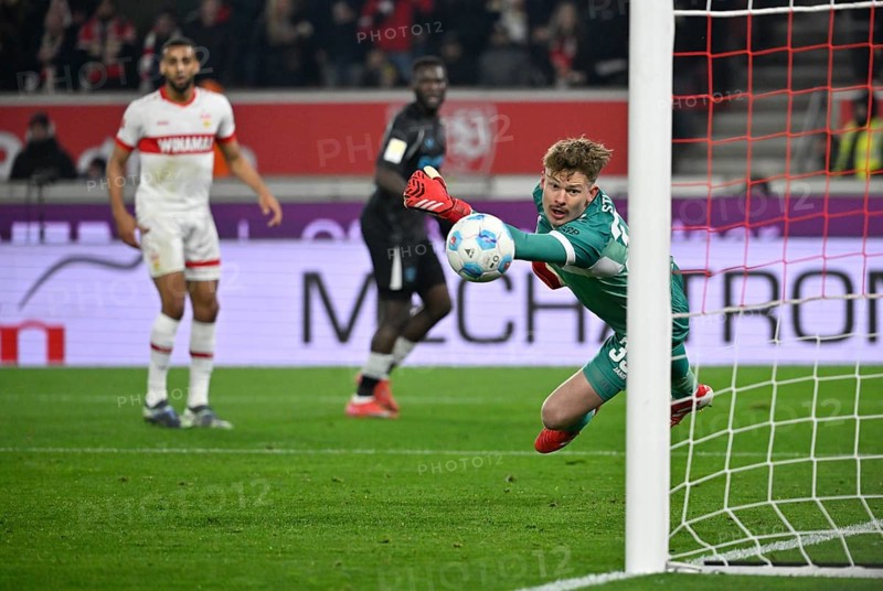 Goalkeeper Alexander Nübel VfB Stuttgart (33) Action on the ball MHPArena, MHP Arena Stuttgart, Baden-Württemberg, Germany, Europe