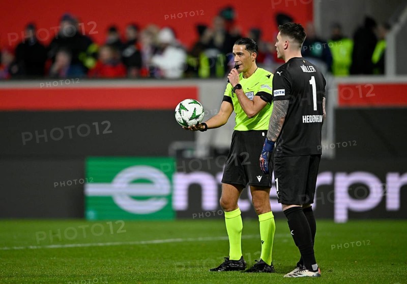 Referee Referee Serdar Gözübüyük (NED) with goalkeeper Kevin Müller 1. FC Heidenheim 1846 FCH (01) Conference League, Voith-Arena, Heidenheim, Baden-Württemberg, Germany, Europe