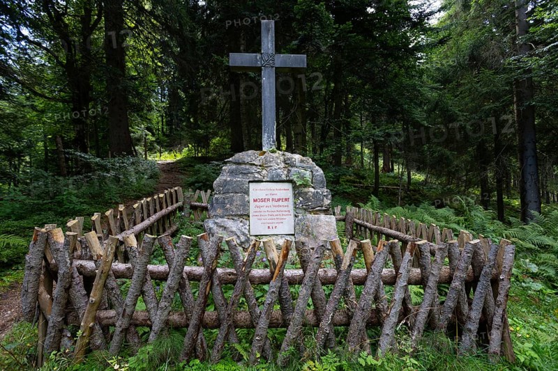 Hunter's monument on the path from Eibleck to Spielberg, Osterhorn group, Salzkammergut, Salzburg province, Austria, Europe