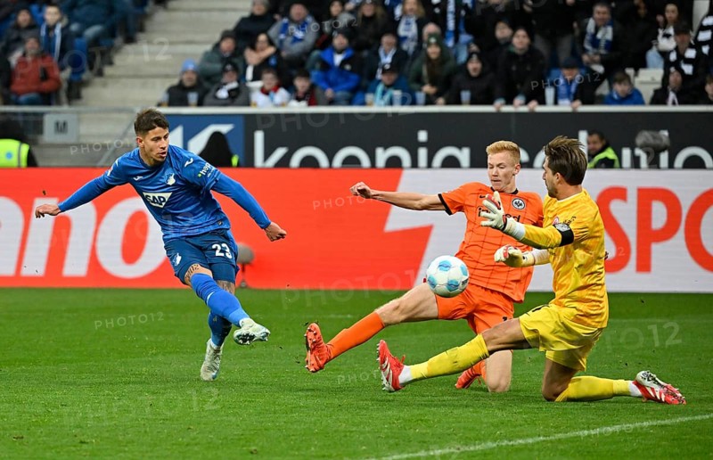 Goal kick Action Goal chance Adam Hlozek TSG 1899 Hoffenheim (23) against goalkeeper Kevin Trapp Eintracht Frankfurt SGE (01) PreZero Arena, Sinsheim, Baden-Württemberg, Germany, Europe