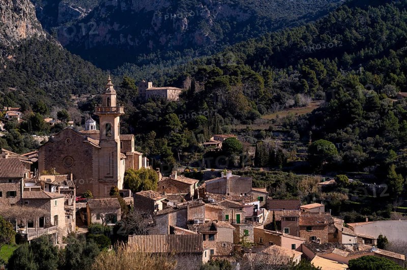View of the mountain village of Valldemossa, parish church Església de Sant Bartolomeu, Tramuntana Mountains, Serra de Tramuntana, Majorca, Balearic Islands, Balearic Islands, Spain, Europe