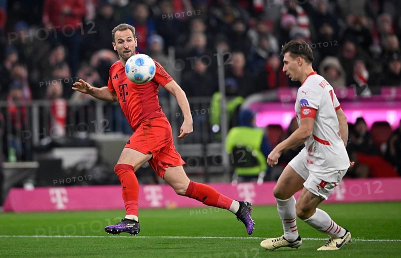 Tackle, action Harry Kane FC Bayern Munich FCB (09) against Willi Orban RasenBallsport Leipzig RBL (04) Allianz Arena, Munich, Bavaria, Germany, Europe