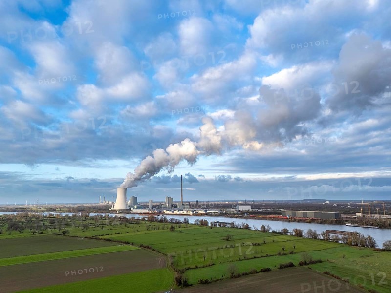 The STEAG coal-fired power plant Duisburg-Walsum, on the site of the former Walsum colliery, on the Rhine, Block 10 in operation, 181 metre high cooling tower, cloud of water vapour and exhaust gases, clean gas discharge, electricity and district heating production, Lower Rhine landscape, Duisburg, North Rhine-Westphalia, Germany, Europe