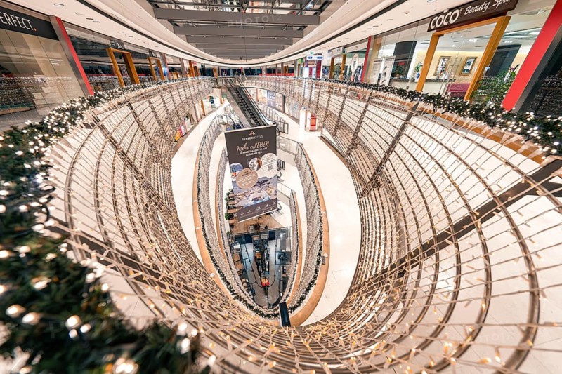 Large shopping centre with escalator and festive decorations, Stuttgart, Königsbau Passage, Germany, Europe