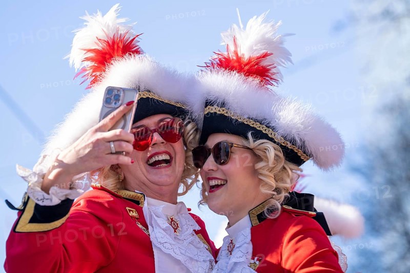 Rose Monday parade in Düsseldorf, groups of carnival societies and other participants in the street carnival, North Rhine-Westphalia, Germany, Europe
