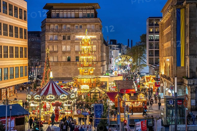 Pre-Christmas season, Christmas market in the city centre of Essen, Willy-Brandt-Platz, pedestrian zone Kettwiger Straße, Christmas lighting, Essener Lichtwochen, North Rhine-Westphalia, Germany, Europe