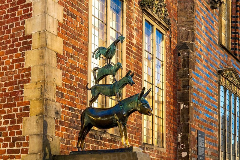 Sculpture of the Bremen Town Musicians at dusk, Free Hanseatic City of Bremen, Germany, Europe