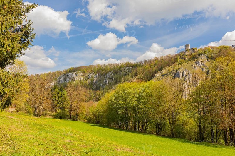 Randeck Castle is the ruin of a hilltop castle at 490 m above sea level on the northern edge of the valley of the Altmühl on a rocky outcrop above the market town of Essing in the Lower Bavarian district of Kelheim in Bavaria