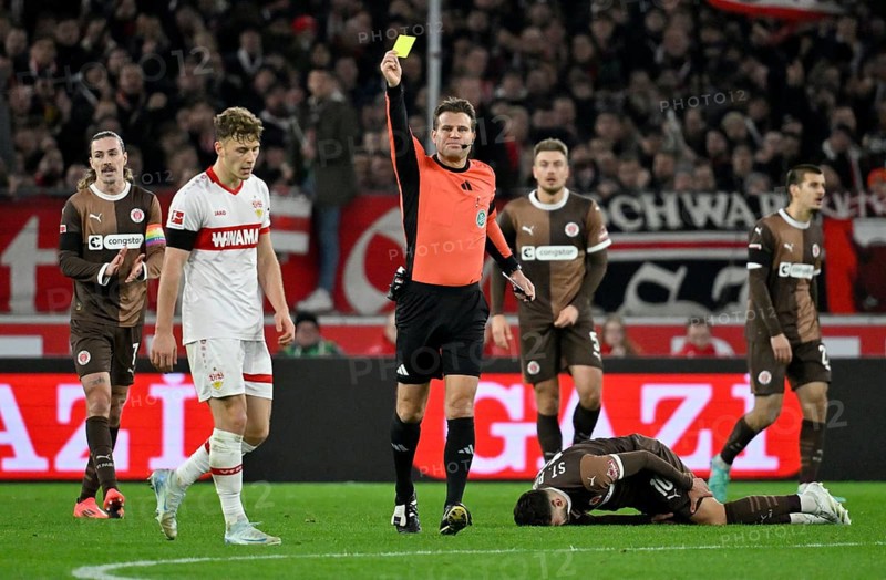 Referee Dr Felix Brych shows Yannik Keitel VfB Stuttgart (05) yellow card yellow caution for foul on Danel Sinani FC St. Pauli (10) (right side of the ground) MHPArena, MHP Arena Stuttgart, Baden-Württemberg, Germany, Europe