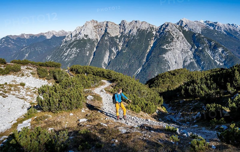 Mountaineers on a hiking trail, autumnal mountain landscape, ascent to the Große Arnspitze, view of mountain peaks of the Karwendel, near Scharnitz, Bavaria, Germany, Europe