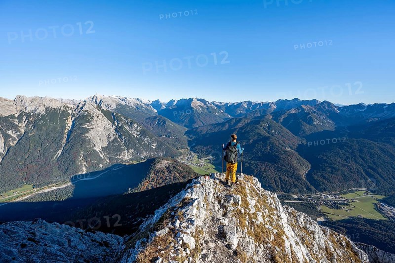 Mountaineer at the summit of the Große Arnspitze, mountain panorama with Karwendel mountains, autumnal mountain landscape, near Scharnitz, Bavaria, Germany, Europe