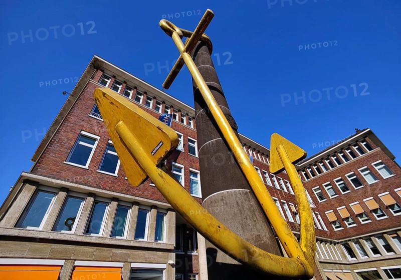 Golden Anchor Fountain in front of the Lower Rhine Chamber of Industry and Commerce Duisburg-Wesel-Kleve in Duisburg, Germany, Europe