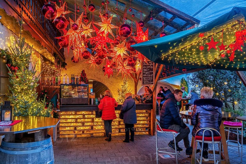 Mulled wine stand in the side passage at the Christmas market, Bad Tölz, Isartal, Upper Bavaria, Bavaria, Germany, Europe