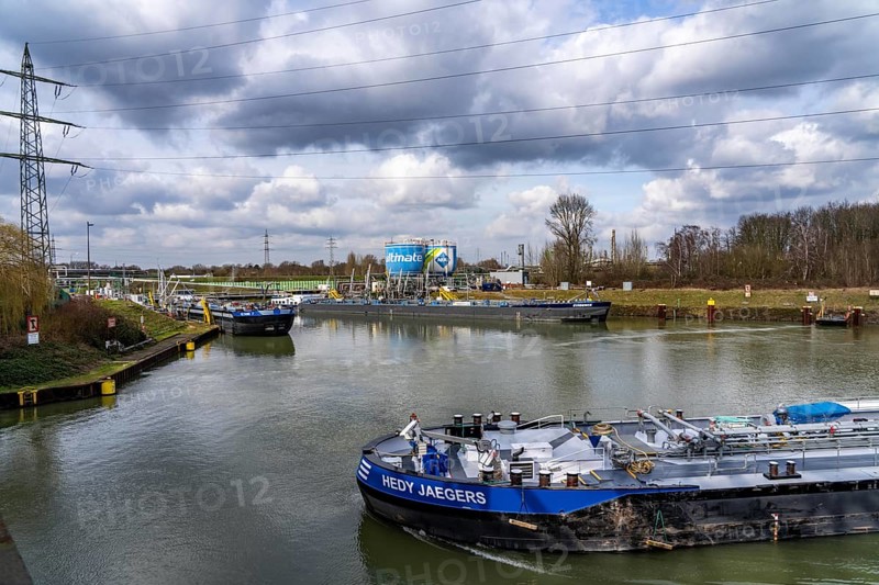 Canal harbour, loading facilities, tank farm for mineral oil products of Ruhr Öl GmbH, BP Gelsenkirchen, refinery, Rhine-Herne Canal, Gelsenkirchen, North Rhine-Westphalia, Germany, Europe