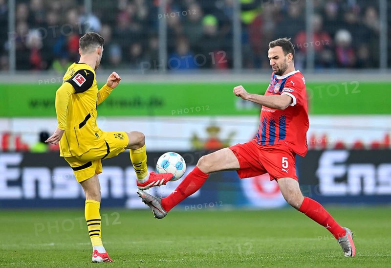 One-on-one, action Benedikt Gimber 1. FC Heidenheim 1846 FCH (05) against Pascal Gross Borussia Dortmund BVB (13) Voith-Arena, Heidenheim, Baden-Württemberg, Germany, Europe