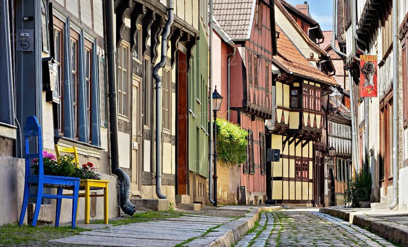 Idyllic narrow alley with half-timbered houses and cobblestones in the historic old town, UNESCO World Heritage Site, Quedlinburg, Saxony-Anhalt, Germany, Europe