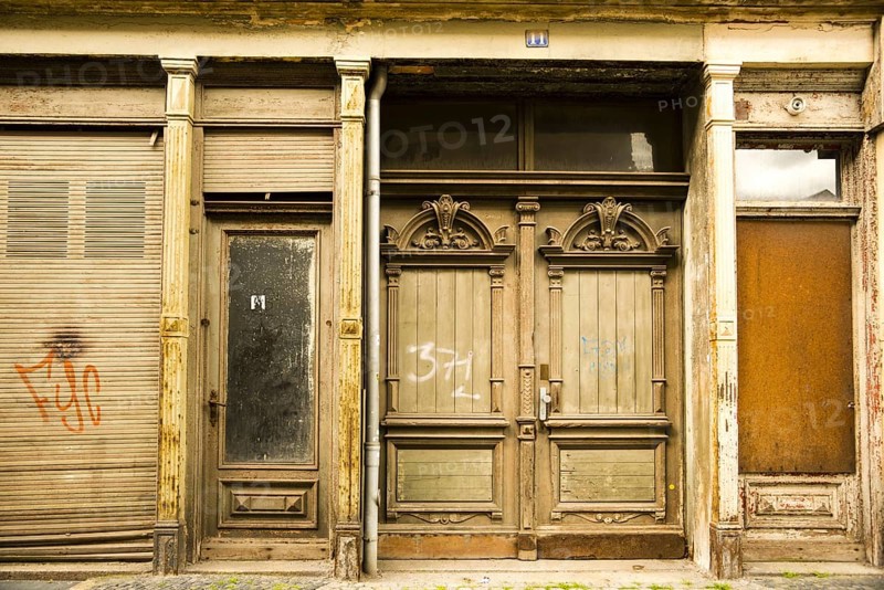 Facade of an old closed shop, in need of renovation, GDR architecture, city centre, Goerlitz, Free State of Saxony, Germany, Europe