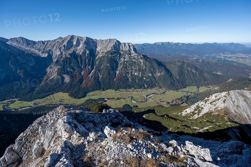 View at the summit of the Große Arnspitze, mountain panorama with Karwendel mountains, autumnal mountain landscape, near Scharnitz, Bavaria, Germany, Europe