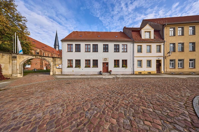 Marienstern Monastery, wall with archway, houses with windows and pointed roofs made of roof tiles, cobblestone pavement, Altstädter Markt street, Mühlberg Elbe, Elbe-Elster district, Brandenburg, Germany, Europe