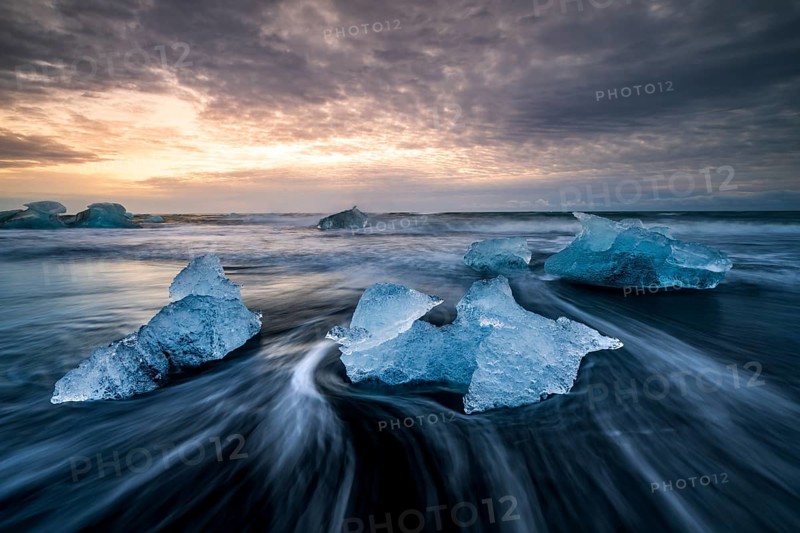 Diamond Beach, icebergs on the black lava beach, near Jökulsarlon glacier lagoon, Vatnajökull National Park, Hornafjörður, South Iceland, Iceland, Europe