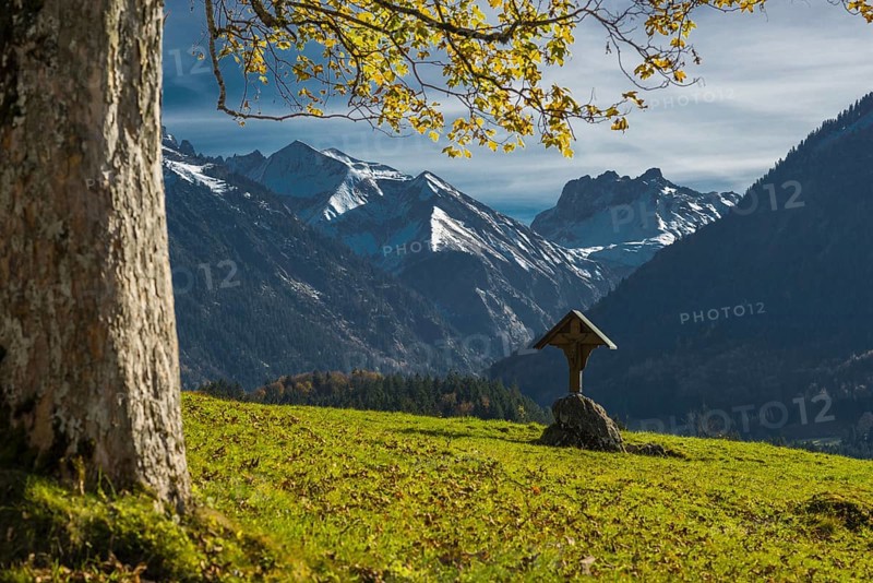 Field cross with the Trettachtal valley behind it, Oberstdorf, Oberallgäu, Bavaria, Germany, Europe