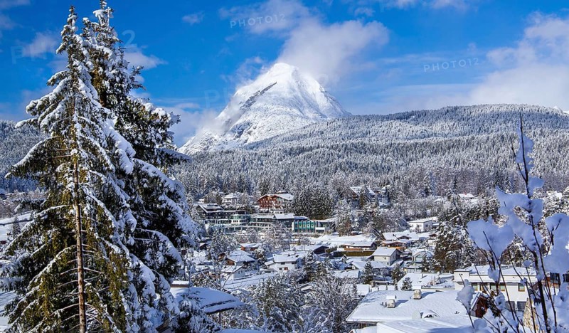 View of the village with Hoher Munde 2662m in winter, Seefeld, Seefeld Plateau, Tyrol, Austria, Europe