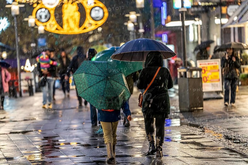 Rainy weather, passers-by with umbrellas, empty Christmas market, Essen, North Rhine-Westphalia, Germany, Europe