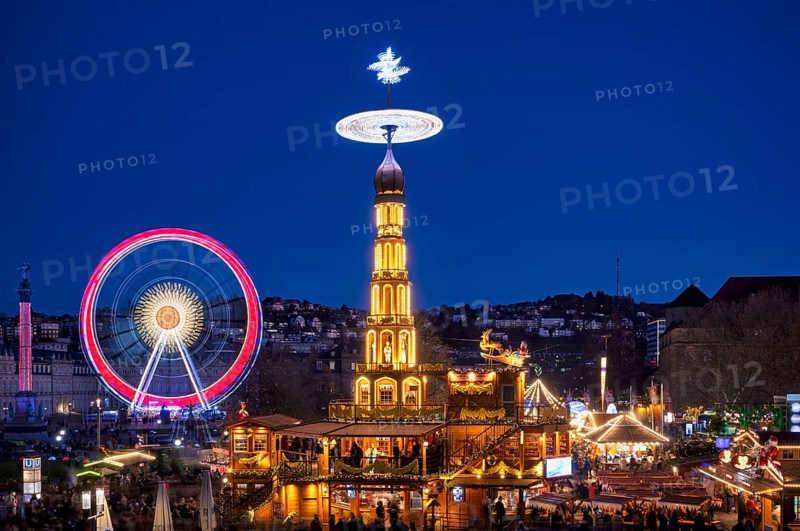 Christmas market with Christmas pyramid, Ferris wheel, New Palace, Jubilee Column, Concordia, Palace Square, Christmas, blue hour, Stuttgart, Baden-Württemberg, Germany, Europe