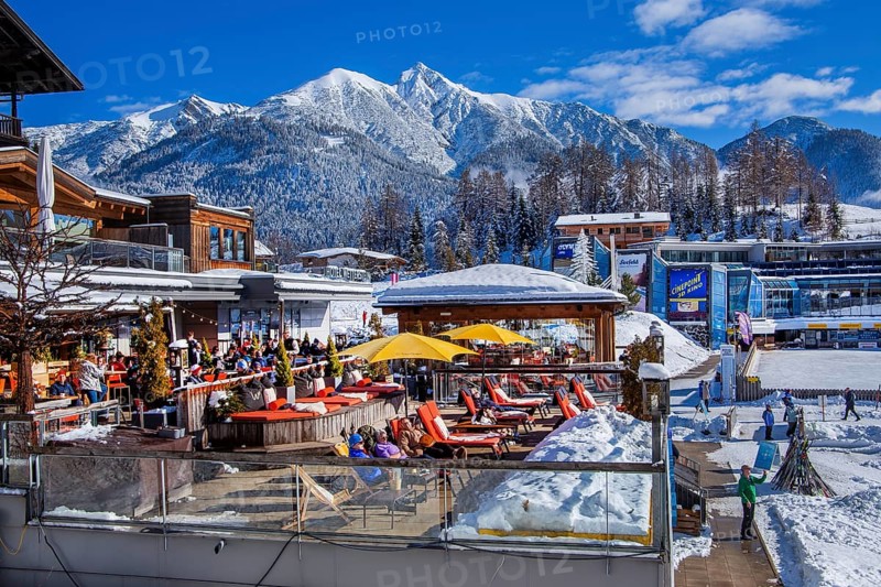 Sun terraces on the southern edge of the village with Reitherspitze 2374m in winter, Seefeld, Seefeld Plateau, Tyrol, Austria, Europe