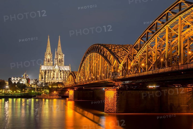 Hohenzollernbruecke, Rhine, Museum Ludwig with Philharmonie, Cologne Cathedral, Cologne, Rhineland, North Rhine-Westphalia, Germany, Europe
