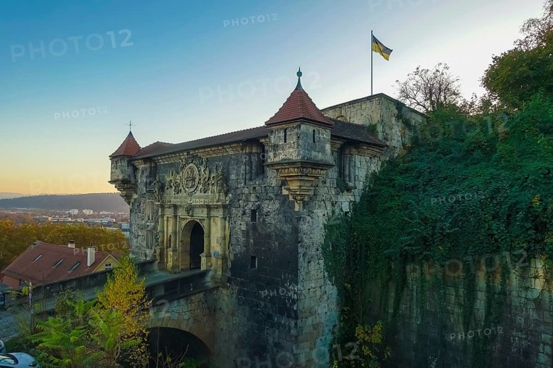Lower castle gate, gate portal, Hohentübingen Castle, flag, historic old town, university town, Tübingen, Baden-Württemberg, Germany, Europe