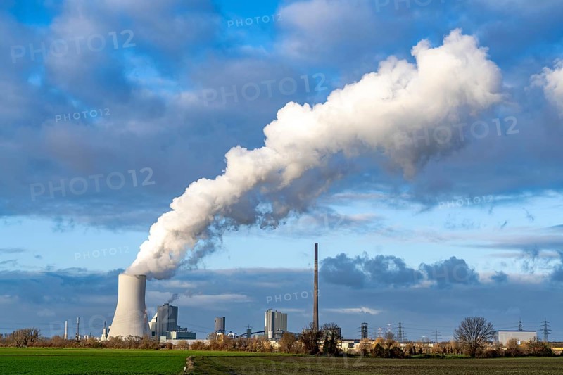 The STEAG coal-fired power plant Duisburg-Walsum, on the site of the former Walsum colliery, on the Rhine, unit 10 in operation, 181 metre high cooling tower, cloud of water vapour and exhaust gases, clean gas discharge, electricity and district heating production, Duisburg, North Rhine-Westphalia, Germany, Europe