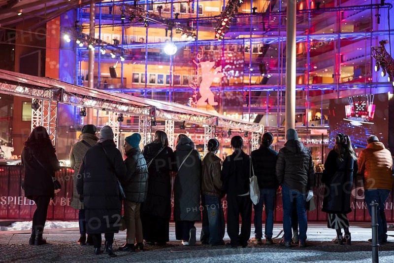 Onlookers in front of the award ceremonies of the 75th Berlinale at the Theater am Potsdamer Platz in Berlin on 22.02.2025