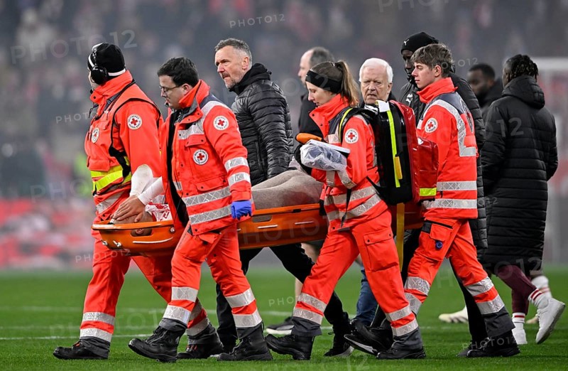 Paramedics carry Benjamin Henrichs RasenBallsport Leipzig RBL (39) injured injury Achilles tendon rupture from the pitch, stretcher, pain, hands in front of face, carer, Allianz Arena, Munich, Bavaria, Germany, Europe