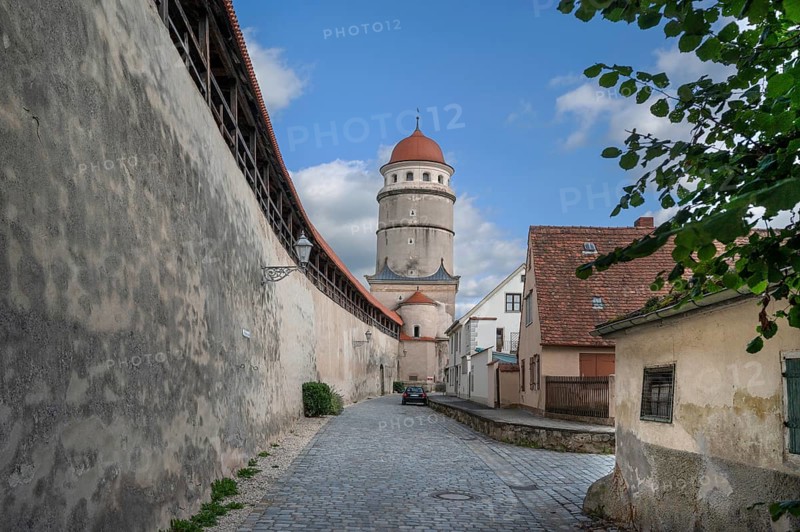 Medieval town wall, behind the Deininger Tor, rebuilt after a fire between 1516 and 1517, Löpsinger Mauer, Nördlingen, Bavaria, Germany, Europe