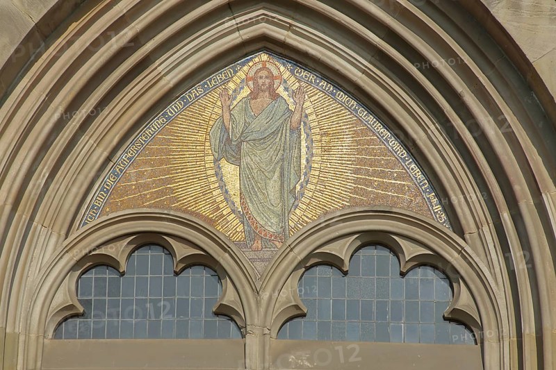Tympanum with Christ and biblical quotation - I am the resurrection and the life whoever believes in me will live - John 11, 25, verse, saying, text, inscription, portal and entrance with decorations, figure, Church of the Resurrection built in 1906, North Holland, Kassel, Hesse, Germany, Europe