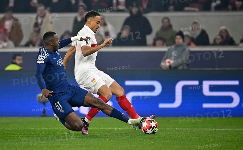 Duel, action Jamie Leweling VfB Stuttgart (18) against Willian Pacho FC Paris Saint-Germain PSG (51) Champions League, MHPArena, MHP Arena Stuttgart, Baden-Württemberg, Germany, Europe