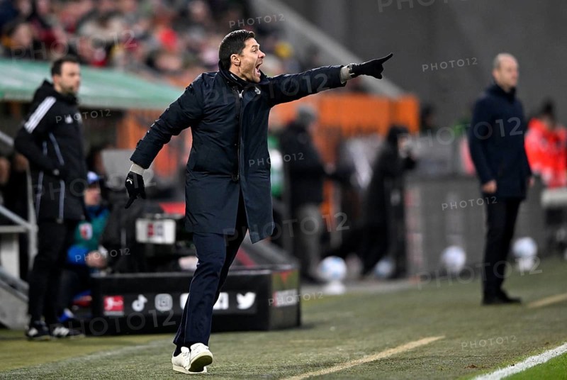 Coach Xabi Alonso Bayer 04 Leverkusen on the sidelines gesture gesture, behind coach Jess Thorup FC Augsburg FCA WWK Arena, Augsburg, Bayern, Germany, Europe