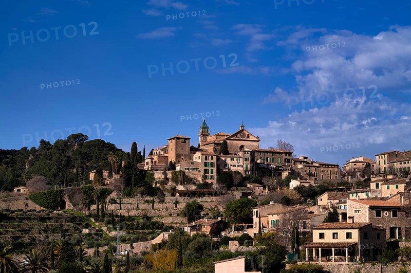 View of the mountain village of Valldemossa, Church Iglesia de la Cartuja, Real Cartuja (Royal Carthusian Monastery), Tramuntana Mountains, Serra de Tramuntana, Majorca, Balearic Islands, Balearic Islands, Spain, Europe